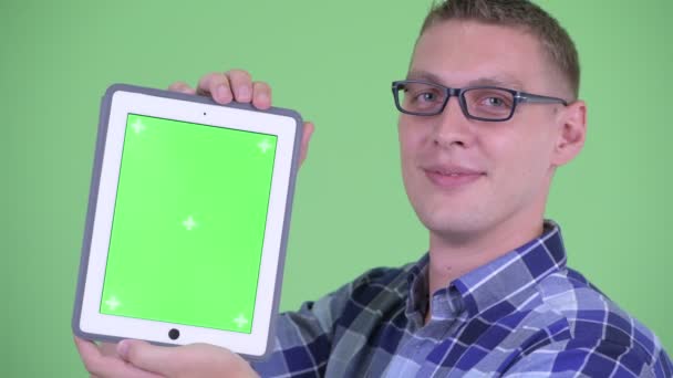 Closeup boldog fiatal csípő ember bemutató digitális tabletta — Stock videók