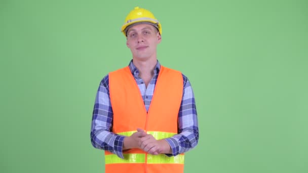 Heureux jeune homme travailleur de la construction expliquant quelque chose — Video