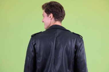 Genç yakışıklı asi adamın closeup profil görünümü