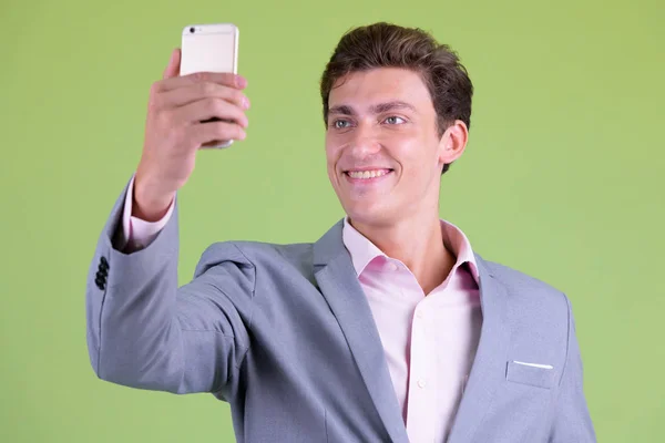 Rostro de joven empresario feliz tomando selfie — Foto de Stock