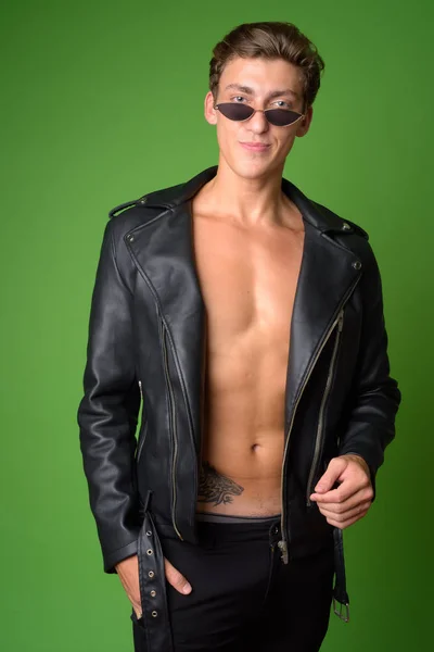 Fiatal csinos lázadó férfi viselő bőrdzseki — Stock Fotó