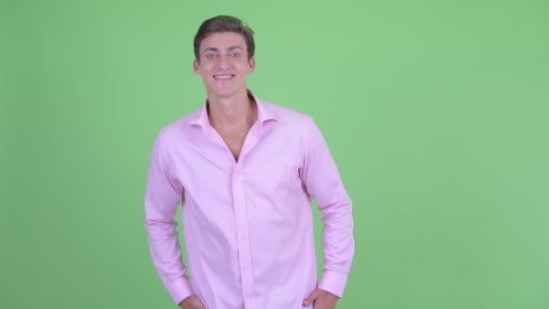 Feliz joven hombre de negocios guapo sonriendo — Vídeo de stock