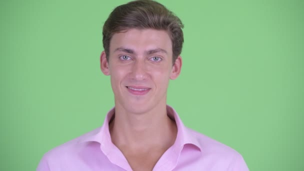 Лицо счастливого молодого привлекательного бизнесмена улыбающегося — стоковое видео