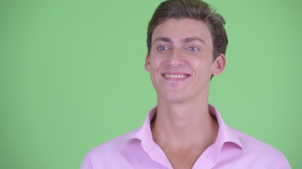 Ansikte av lyckliga unga stilig affärsman tänkande — Stockvideo
