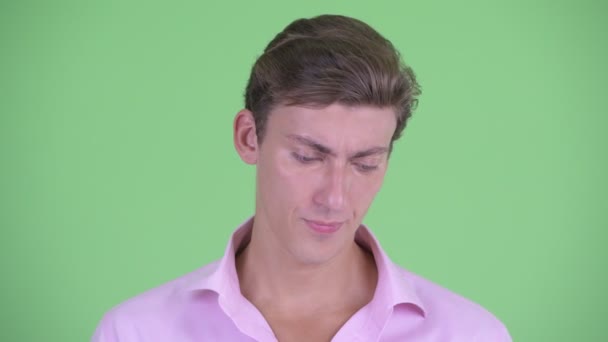 Gesicht eines gestressten jungen Geschäftsmannes, der denkt und nach unten schaut — Stockvideo