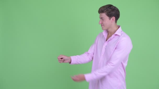 Lycklig ung snygg affärsman knäppa fingrar och visar något — Stockvideo