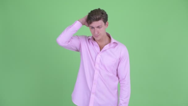 Stressad ung affärsman som ser sig omkring och känner sig upprörd — Stockvideo