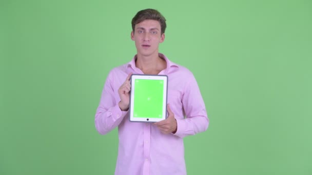 Zdůraznil mladý podnikatel, který ukazoval digitální tablet — Stock video