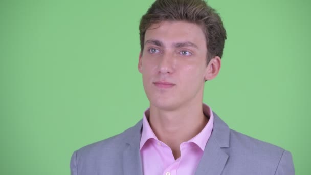 Обличчя щасливого молодого бізнесмена думаючи і дивлячись вгору — стокове відео