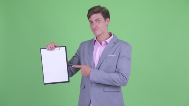 Stressato giovane uomo d'affari mostrando appunti e dando pollici verso il basso — Video Stock