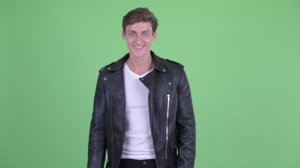 Glücklicher junger rebellischer Mann lächelt — Stockvideo
