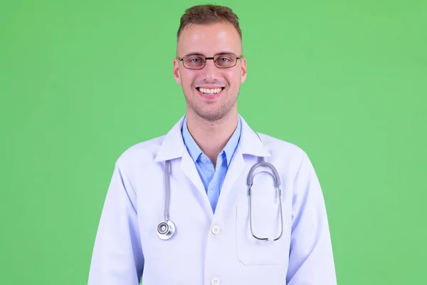 Rosto de homem bonito médico feliz com óculos sorrindo — Fotografia de Stock