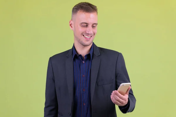 Портрет счастливого привлекательного бизнесмена в костюме по телефону — стоковое фото
