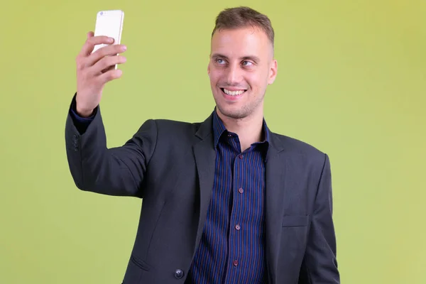 Porträt eines gut aussehenden Geschäftsmannes, der ein Selfie macht — Stockfoto
