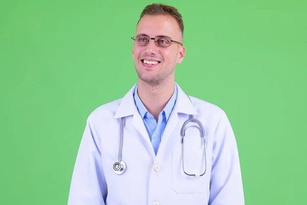 Boldog jóképű férfi orvos szemüvegek gondolkodás arca — Stock Fotó