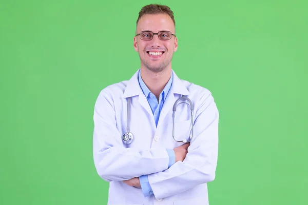 Szczęśliwy przystojny mężczyzna lekarz uśmiechnięty z ramiona skrzyżowane — Zdjęcie stockowe