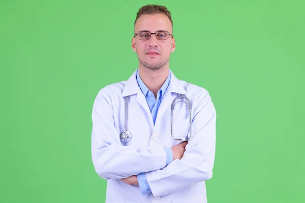 Portret van knappe man arts met gekruiste armen — Stockfoto