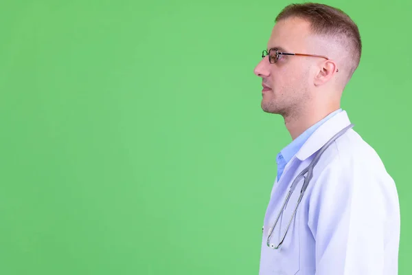Zbliżenie widok profilu przystojnego mężczyzny lekarza z okularami — Zdjęcie stockowe