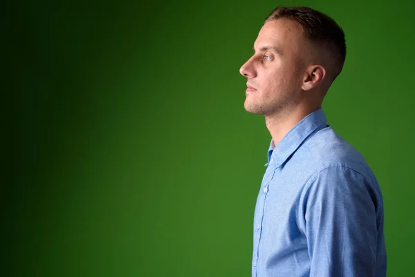 Vista del perfil de primer plano del hombre de negocios guapo con camisa azul —  Fotos de Stock