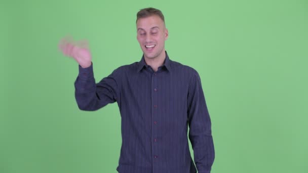 Empresário bonito feliz acenando a mão — Vídeo de Stock