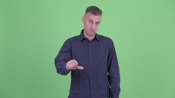 Portret smutnego biznesmen dający kciuki w dół — Wideo stockowe