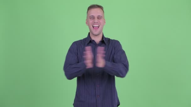 Šťastný šikovný obchodník tleskání rukou — Stock video