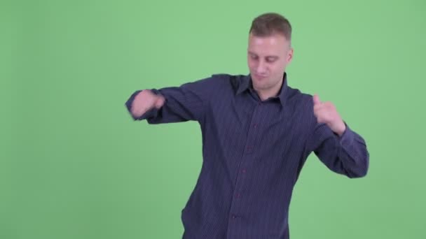 Счастливый красивый бизнесмен танцует и веселится — стоковое видео