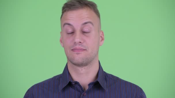 Лицо напряженного бизнесмена, выглядящего уставшим и уставшим — стоковое видео