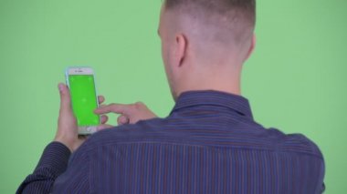 Telefon kullanan işadamının yakın çekim arka görünümü