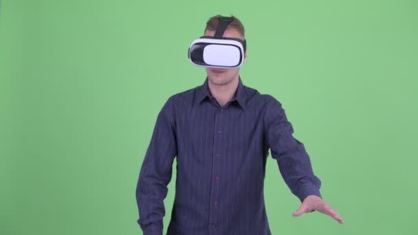 Gelukkige knappe zakenman met behulp van Virtual Reality headset — Stockvideo