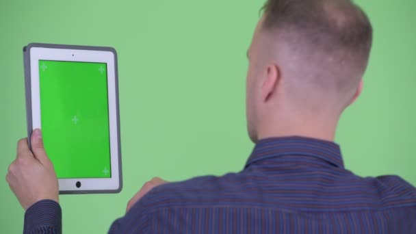 Zadní pohled na obchodníka pomocí digitálního tabletu — Stock video
