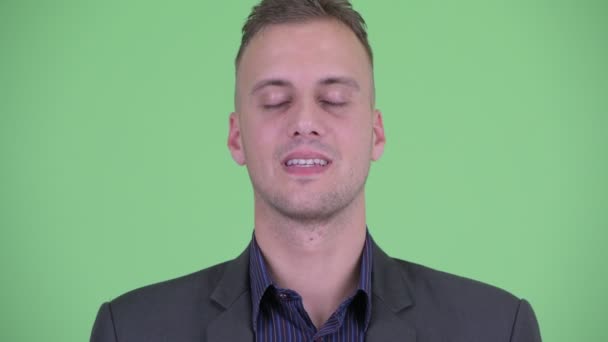 Обличчя щасливого бізнесмена в костюмі, що розслабляється з закритими очима — стокове відео
