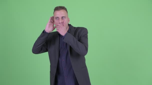 Stressad affärsman i kostym lyssna och ser chockad — Stockvideo