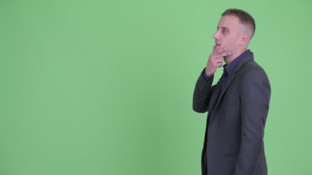 Вид профілю щасливого красивого бізнесмена в костюмі мислення — стокове відео