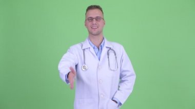 Mutlu yakışıklı adam doktor el sıkışma veren