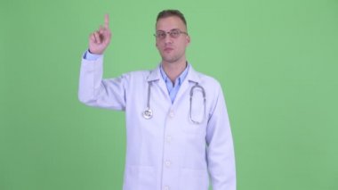 Mutlu yakışıklı adam doktor işaret