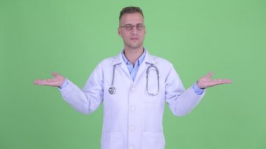 Mutlu yakışıklı adam doktor bir şey karşılaştırarak