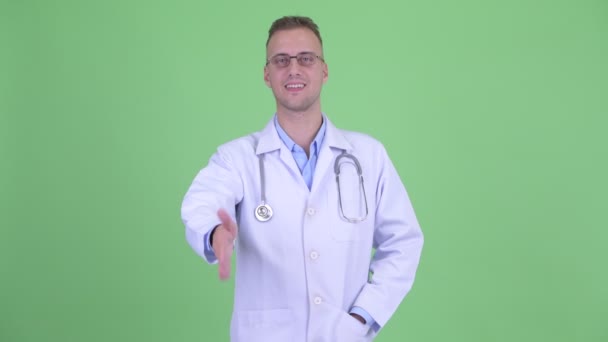 Homem bonito feliz médico dando aperto de mão — Vídeo de Stock