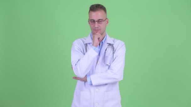 Zdůrazňoval doktor, jak přemýšlí a dívá se dolů — Stock video