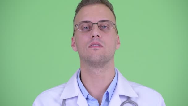 Visage heureux beau médecin homme avec des lunettes parler — Video