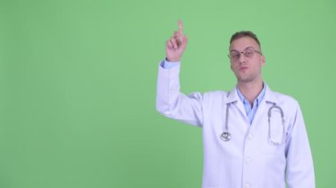 Mutlu yakışıklı adam doktor yukarı işaret ederken konuşurken