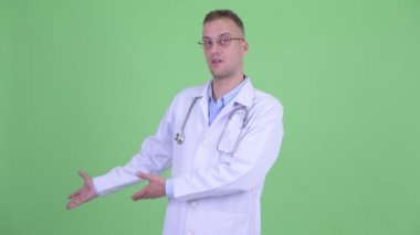 Mutlu yakışıklı adam doktor bir şey sunan