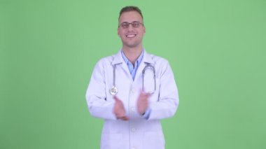 Mutlu yakışıklı adam doktor alkışlayarak eller