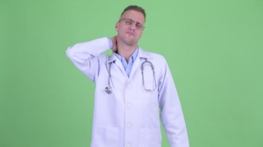 Boyun ağrısı olan stresli adam doktor