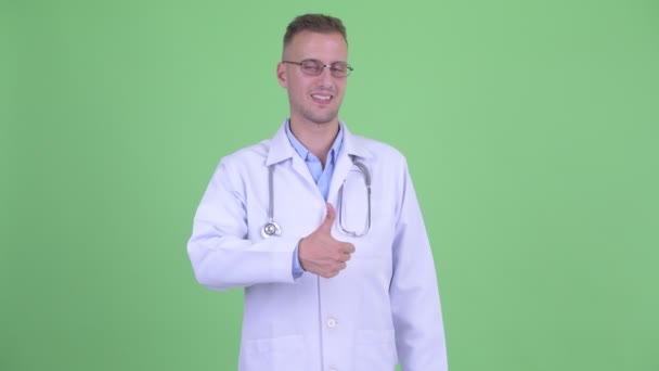 हैप्पी सुंदर आदमी डॉक्टर अंगूठी दे रहा है — स्टॉक वीडियो