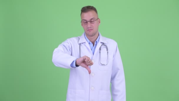 Podkreślił mężczyzna lekarz dając kciuki w dół — Wideo stockowe