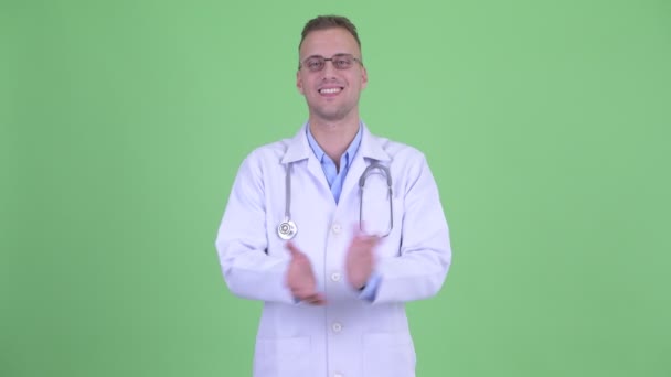 Glücklich gut aussehender Mann Arzt klatschende Hände — Stockvideo