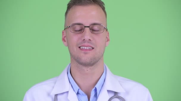Gezicht van gelukkige knappe man arts knikkend hoofd Ja — Stockvideo