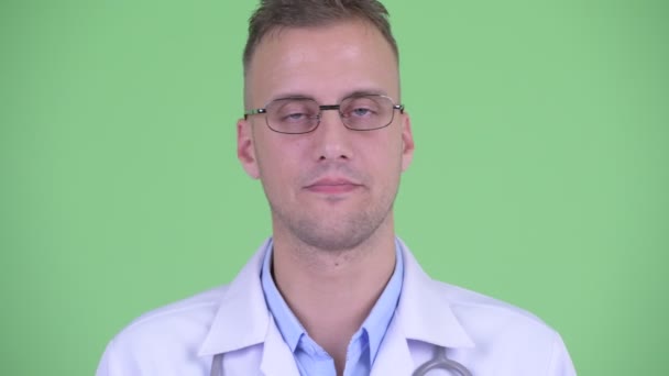 Tvář vážného lékaře pokyvuje hlavou ne — Stock video