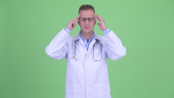 Gestresster Mann Arzt mit Kopfschmerzen — Stockvideo